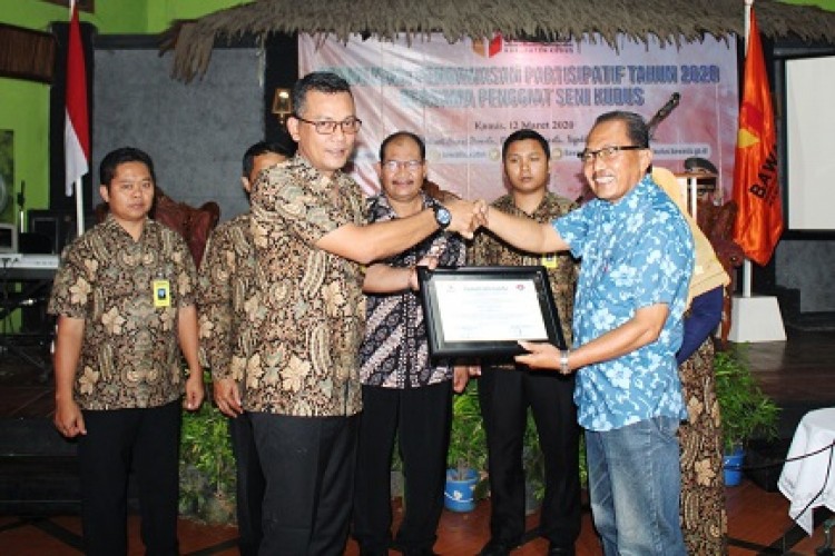 Adakan Perjanjian Kerjasama, Bawaslu Kudus &amp; Dewan Kesenian Kudus Sepakat Tingkatkan Kualitas Pemilu