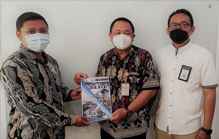 Bahrudin Serahkan Laporan Kehumasan Bawaslu Kudus Tahun 2020