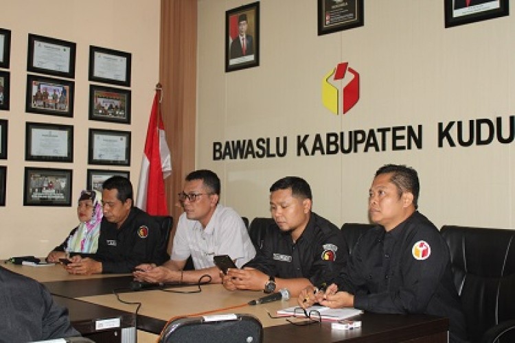 Bawaslu Jateng Review Draf Buku Sejarah Pengawas Pemilu Yang Ditulis Oleh Bawaslu Kudus