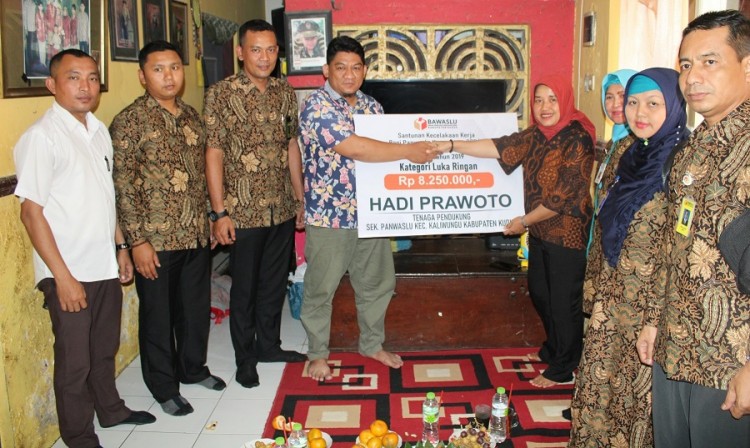 Bawaslu Jateng Serahkan Santunan Kecelakaan Kerja Untuk Pengawas Pemilu di Kudus