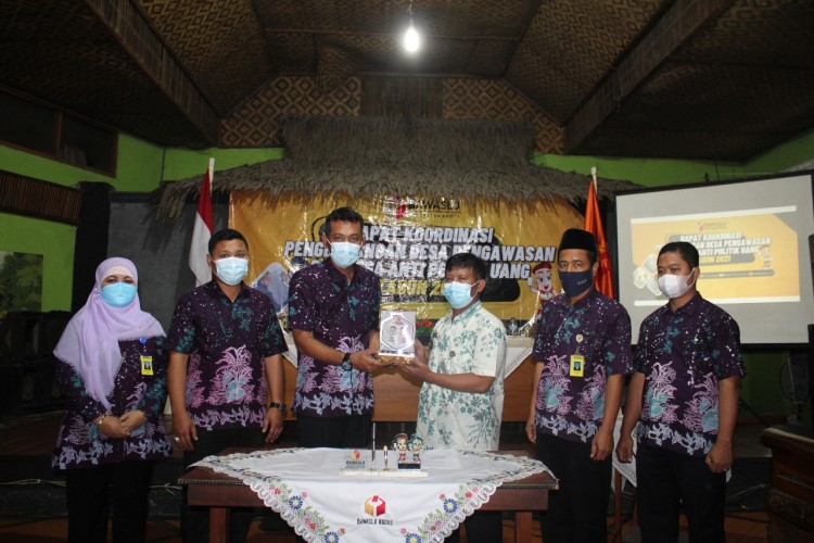 Bawaslu Kudus Ajak Masyarakat Desa Hadiwarno Wujudkan Desa Anti Politik Uang