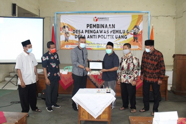 Bawaslu Kudus Bina Desa Pengawas Pemilu