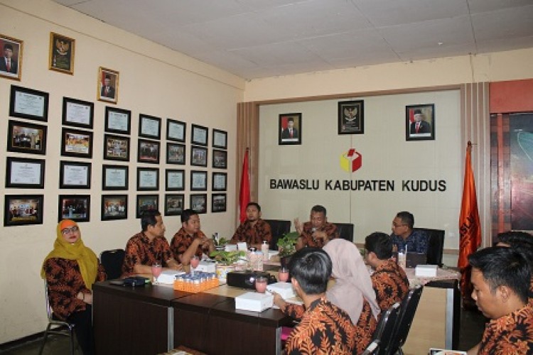 Membahas Penyusunan Legal Drafting, Bawaslu Kudus Hadirkan Akademisi Hukum