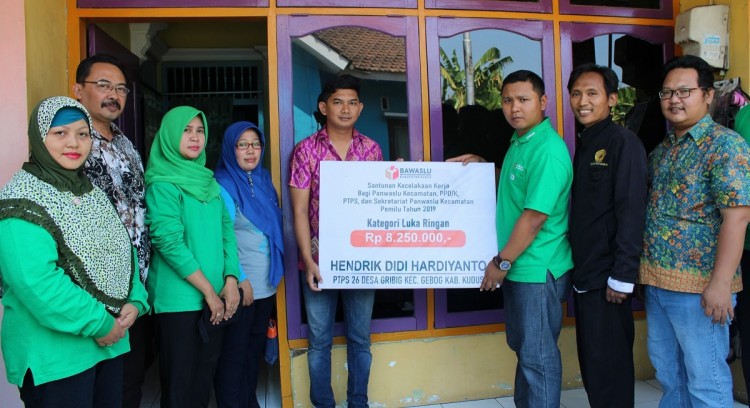 Bawaslu Kudus Kembali Serahkan Dana Santunan