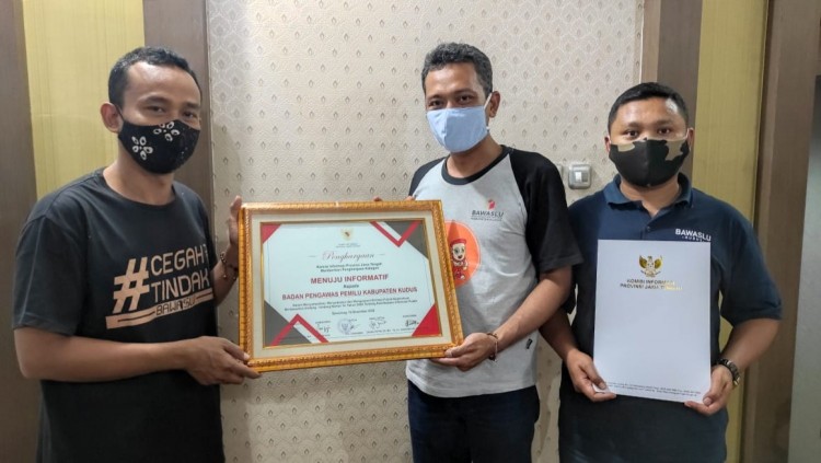 Bawaslu Kudus Raih Anugerah KIP Award 2020 dengan Predikat Menuju Informatif
