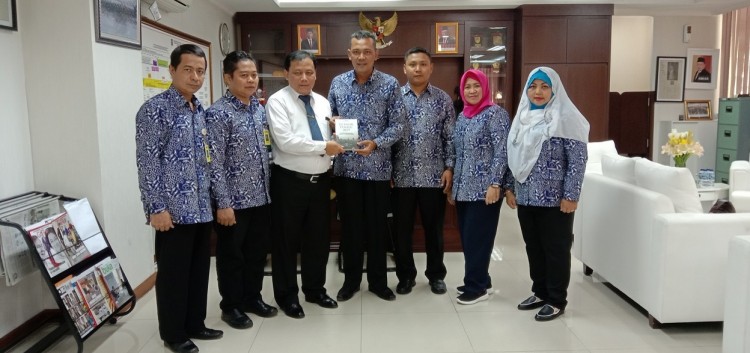 Bawaslu Kudus Serahkan Buku Literasi Pengawasan Pemilu Tahun 2019 Kepada Bawaslu RI