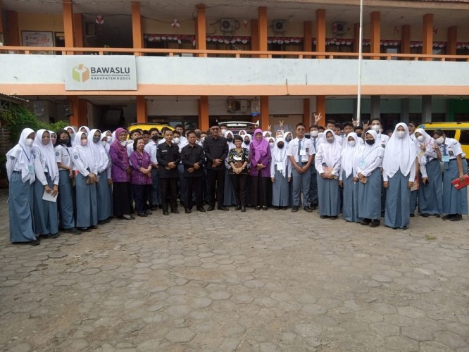 Laksanakan Kurikulum Merdeka; Ratusan Siswa SMAN 2 Bae Kudus Kunjungi Bawaslu Kudus