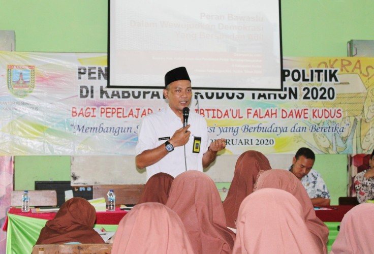 Berikan Materi di MA NU Ibtida&rsquo;ul Falah, Ketua Bawaslu Sampaikan Pentingnya Etika Demokrasi dalam Pemilu
