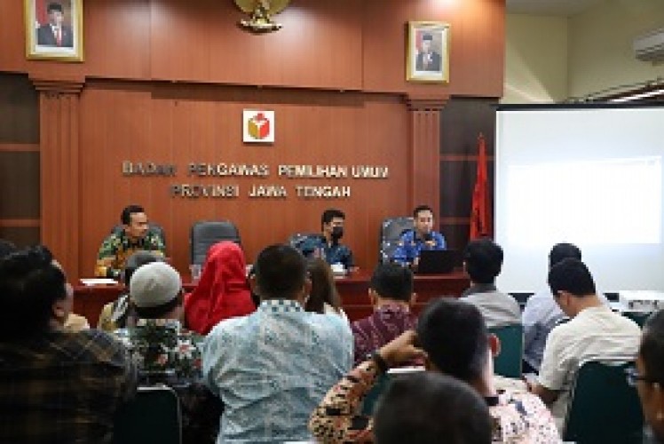 Bukti Komitmen Terhadap Keterbukaan Informasi, Bawaslu Kudus Serahkan Laporan Layanan Informasi