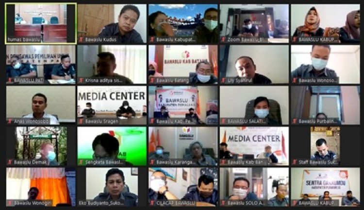 Divisi Penyelesaian Sengketa Bawaslu Kudus Ikuti Zoom Meeting dari Rumah