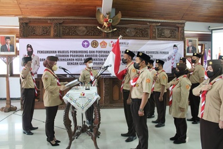 Gerakan Pramuka Saka Adhyasta Pemilu Bawaslu Kudus Dikukuhkan