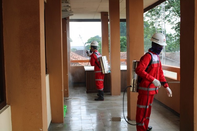 Kantor Bawaslu Kudus Disemprot Cairan Disinfektan