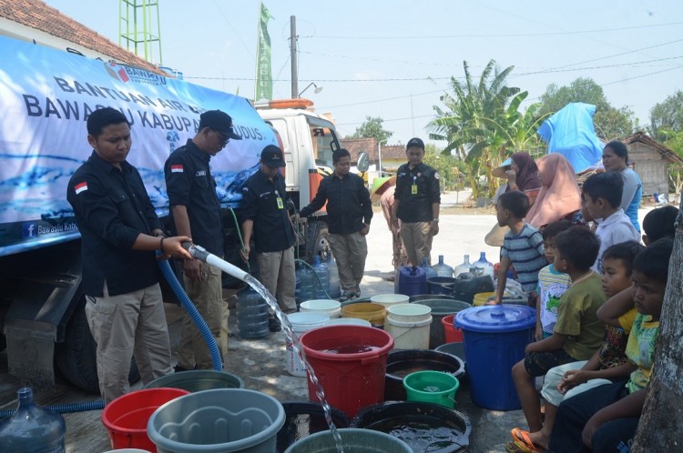 Kemarau Panjang, Bawaslu bersama BPBD Kudus Salurkan Bantuan Air Bersih