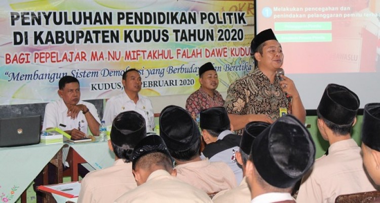 Kesbangpol Hadirkan Bawaslu Kudus untuk Memberikan Penyuluhan di MA NU Miftahul Falah