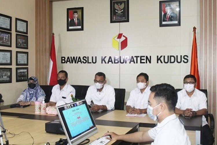 Ketua Dan Seluruh Anggota Bawaslu Kudus Ikuti Webinar Teknik Adjudikasi Penyelesaian Sengketa