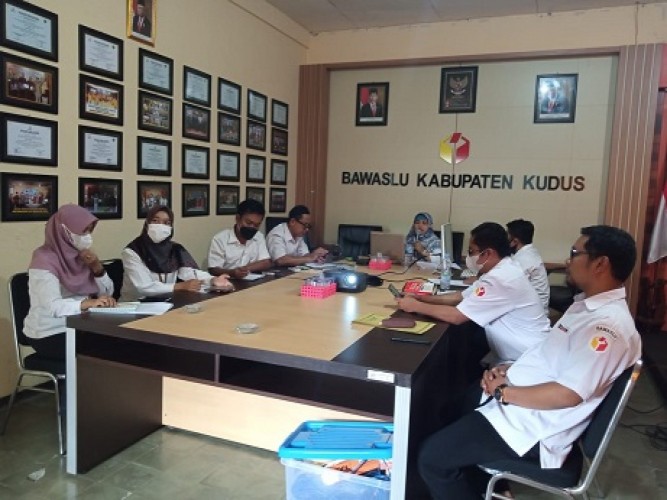 Kordiv SDMO Bawaslu Kudus, Pandu Diskusi Perbawaslu 15 Tahun 2020