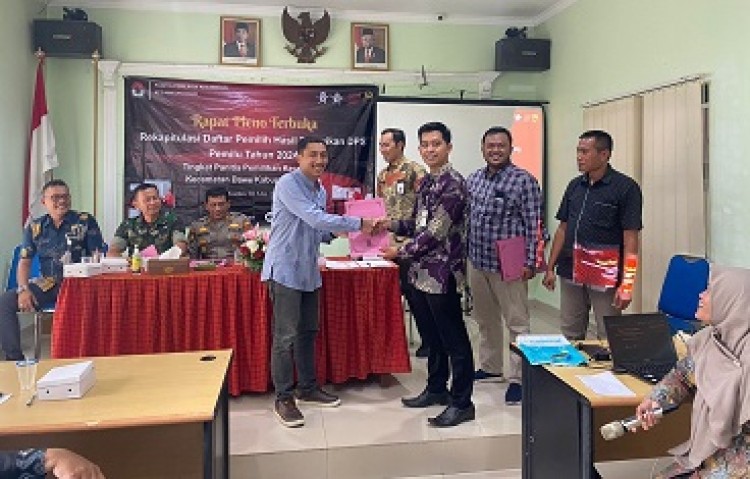 Panwascam Dawe Beri Masukan dalam Rapat Pleno Terbuka DPSHP Tingkat Kecamatan Dawe