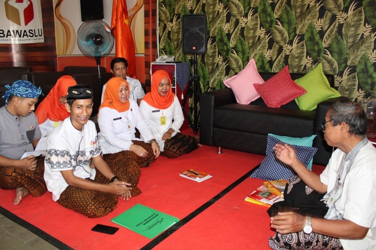 Pendampingan Teknis Pengelolaan Pojok Baca Bawaslu Kudus