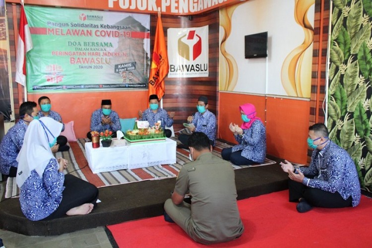 Peringati Hari jadi Bawaslu ke-12, Bawaslu Kudus Gelar Doa Bersama dan Bakti Sosial