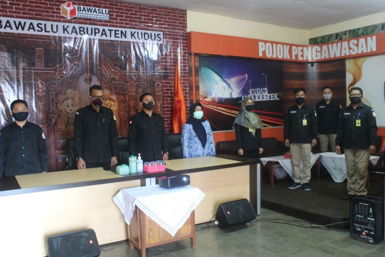 Peringati Hari Pahlawan, Bawaslu Kudus Ikuti Upacara  Virtual