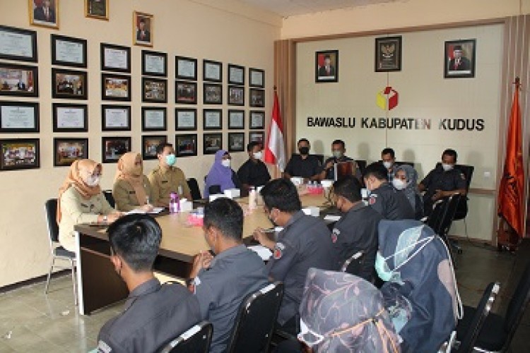 Staf Bawaslu Kudus Digembleng Dalam Penulisan Berita