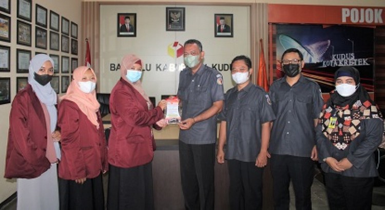 Usai Melaksanakan Magang, Bawaslu Kudus Melepas Tiga Mahasiswa IAIN Kudus