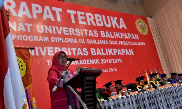 Wisuda di Uniba, Dewi Sampaikan Empat Pesan Bawaslu