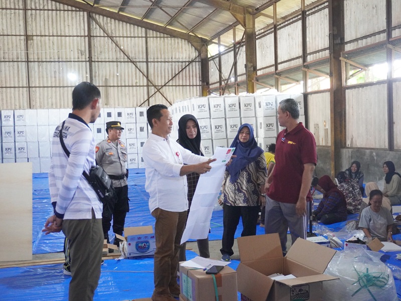 12 Januari 2024 Pastikan Kelengkapan Logistik Pemilu 2024, Sosiawan Tinjau Proses Pelipatan Surat Suara di Kabupaten Kudus