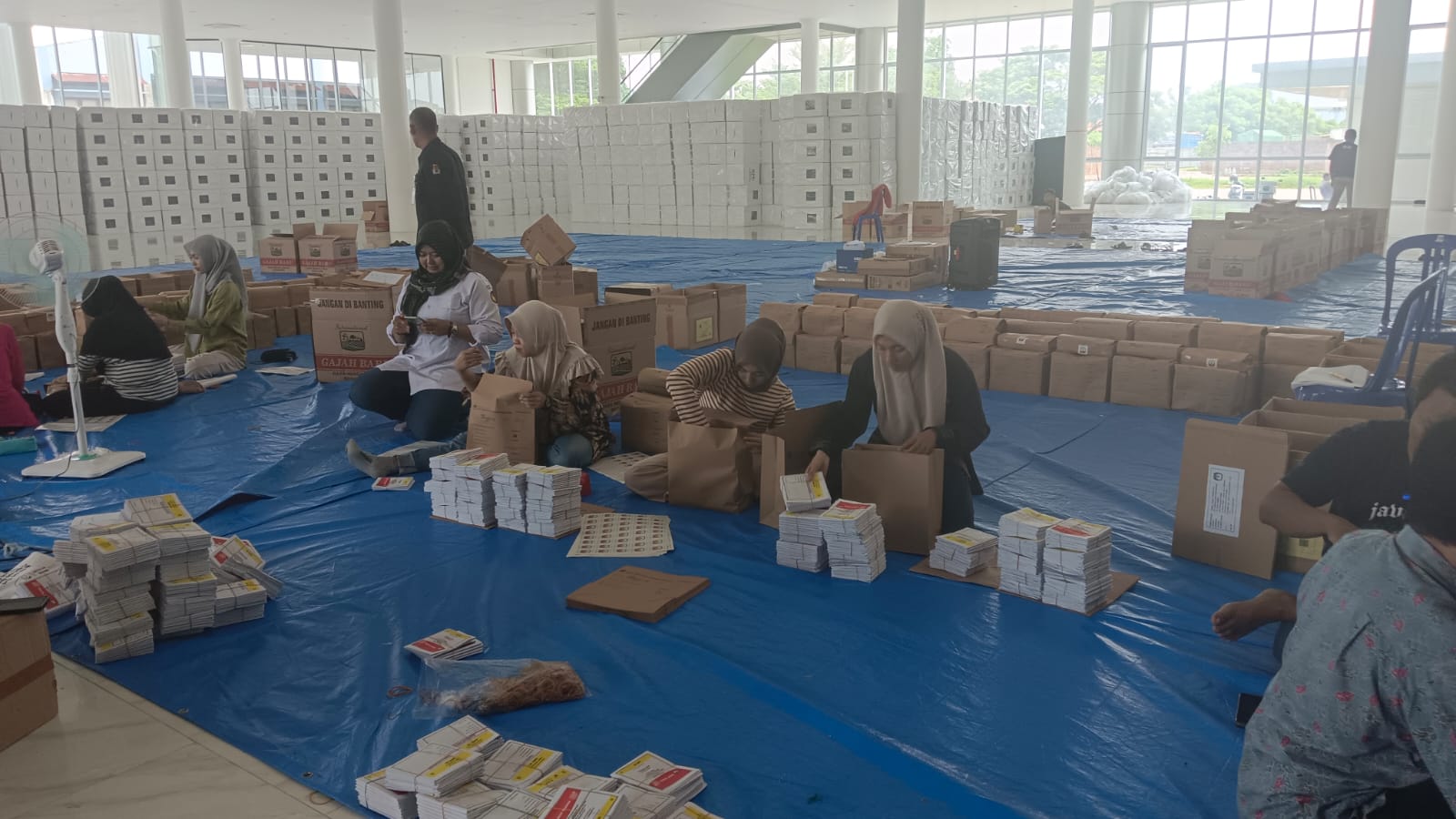 17 Januari 2024 Pastikan Surat Suara Dipacking Dengan Benar, Septy Lakukan Pengawasan Melekat
