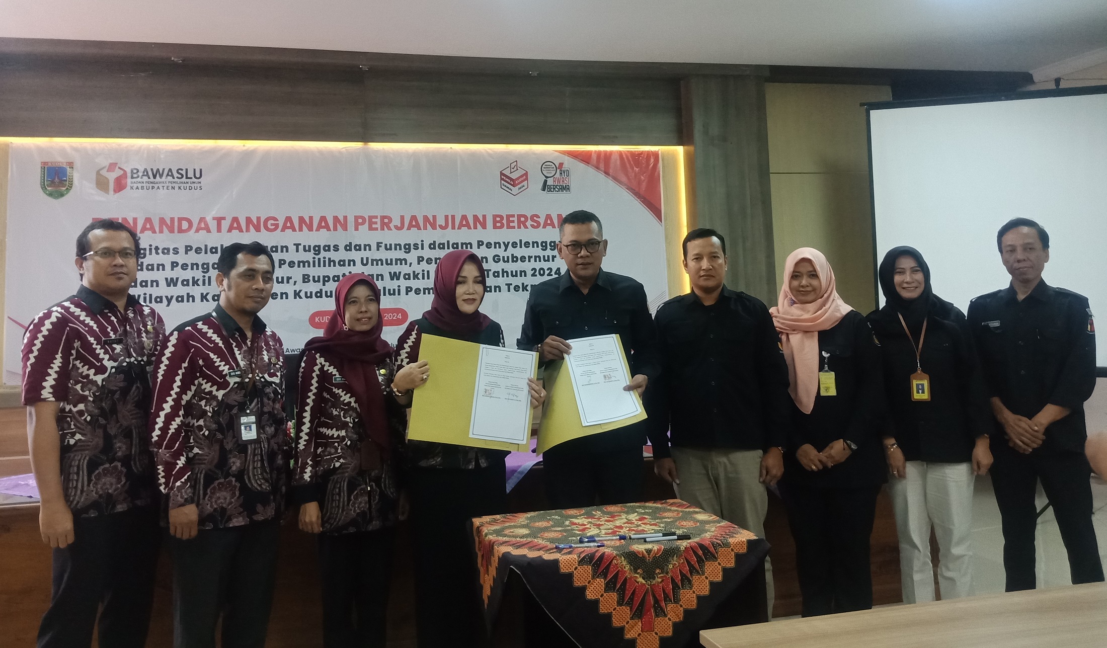 Ketua Bawaslu Kudus melakukan Penandatanganan Perjanjian Kerja Sama dengan Kepala Dinas Kominfo Kabupaten Kudus 