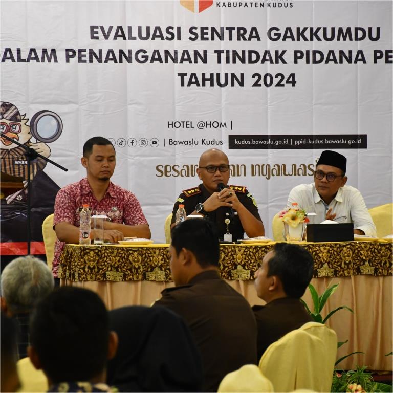 Foto : Ketua Bawaslu Kudus bersama Kajari Kudus dalam acara Evaluasi Penanganan Tindak Pemilihan Tahun 2024