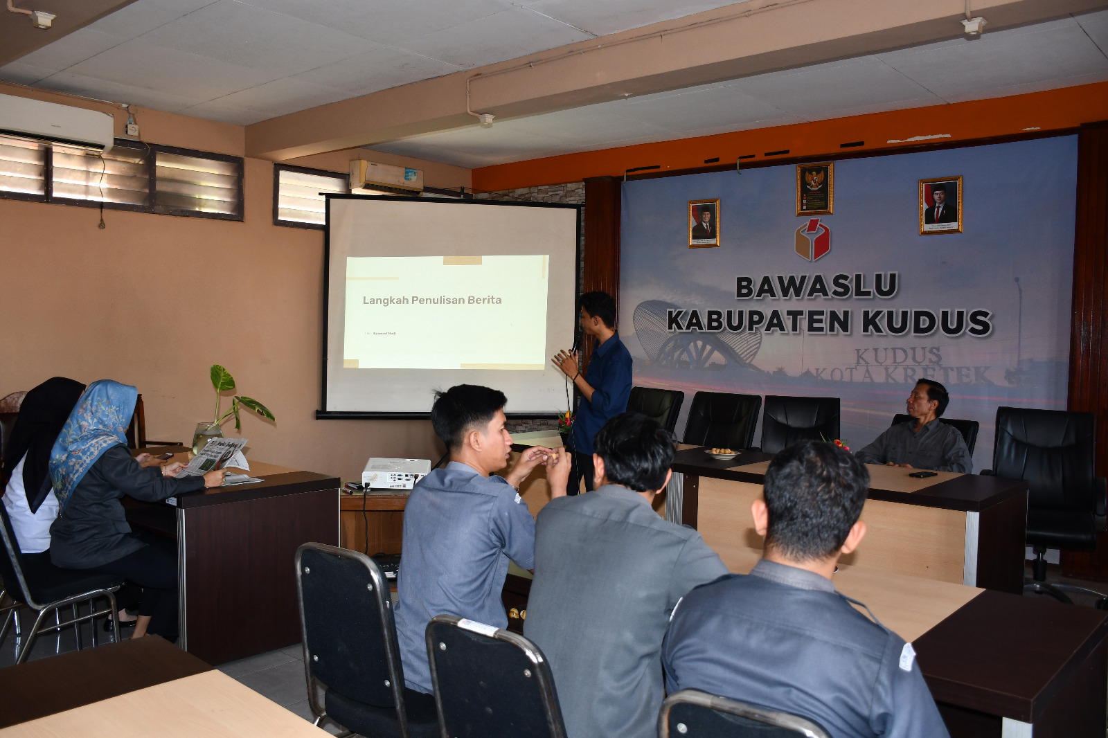 14 Juli 2025 Tingkatkan Kemampuan Jurnalistik, Staf Bawaslu Kudus Dilatih Teknik Penulisan Berita