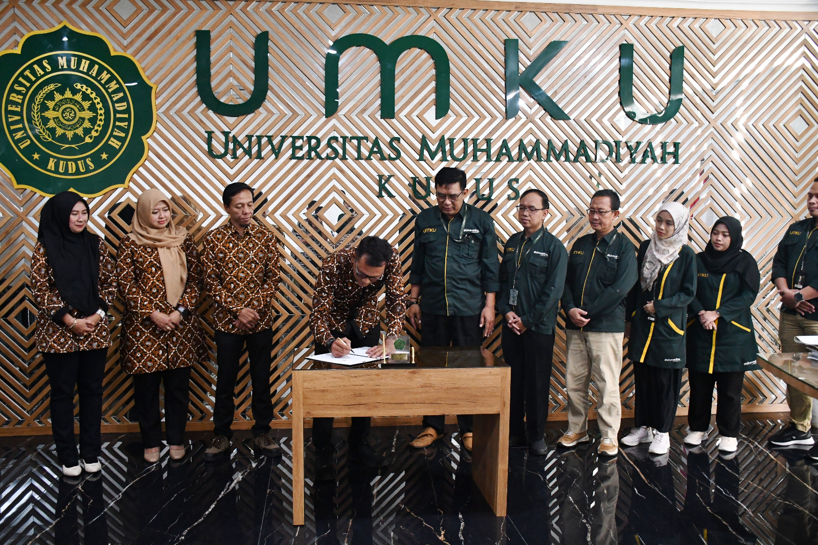 3 Juli 2025 Perkuat Pendidikan Politik, Bawaslu Kudus dan UMKU Teken MoU Kerja Sama