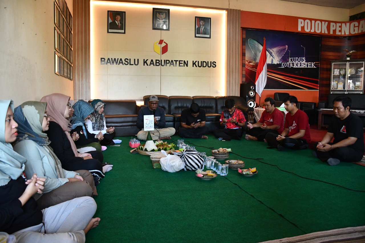 15 Agustus 2025 Seru! Senam & Doa Bersama Warnai HUT ke-7 Bawaslu Kudus