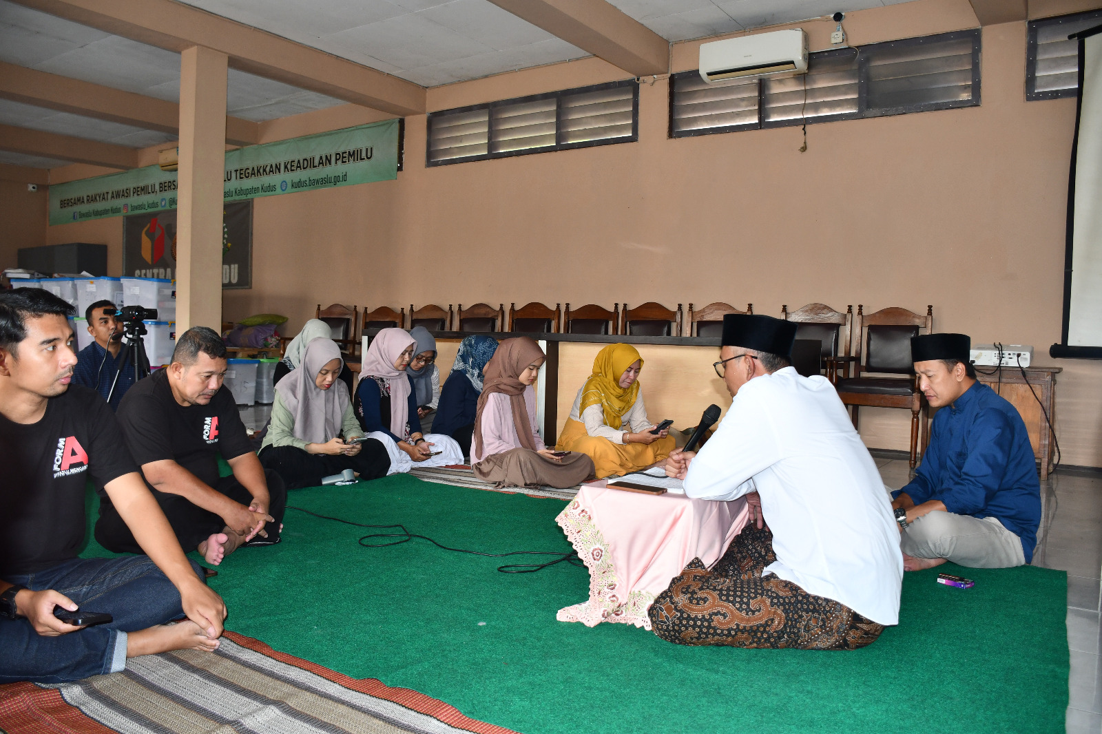 14 November 2025 Jumat Sehati Bawaslu Kudus Mendalami Adab Kehidupan Rumah Tangga