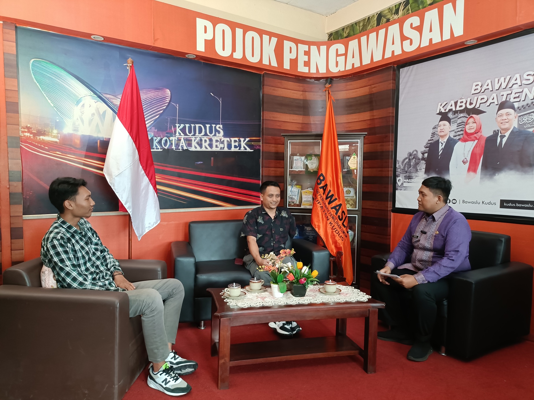 4 Desember 2025 Peserta P2P Daring 2025 Ungkap Pengalaman dan Gagasan Pengawasan Pemilu dalam Podcast Bawaslu Kudus