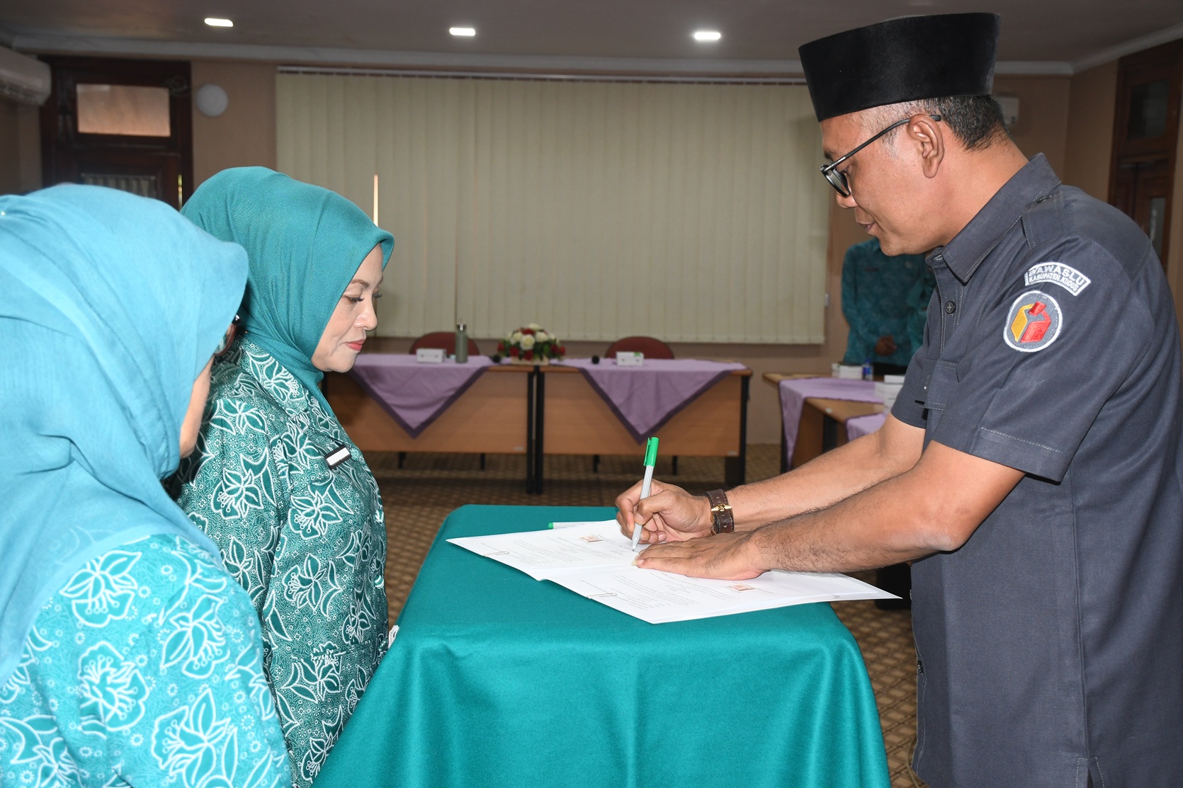 8 Juni 2026 Mengawal Demokrasi Bersama Bawaslu Kudus dan TP PKK Tandatangani Nota Kesepahaman