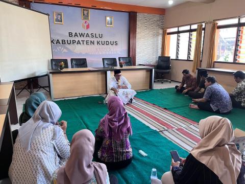 16 April 2026 Siraman Rohani Bawaslu Kudus Tekankan Pentingnya Adab Orang Tua dan Anak