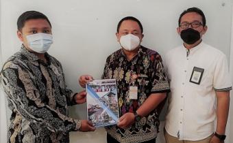 Bahrudin Serahkan Laporan Kehumasan Bawaslu Kudus Tahun 2020