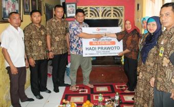 Bawaslu Jateng Serahkan Santunan Kecelakaan Kerja Untuk Pengawas Pemilu di Kudus