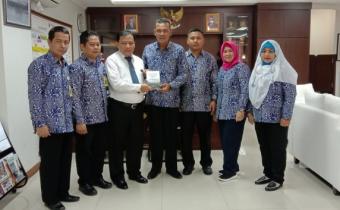 Bawaslu Kudus Serahkan Buku Literasi Pengawasan Pemilu Tahun 2019 Kepada Bawaslu RI