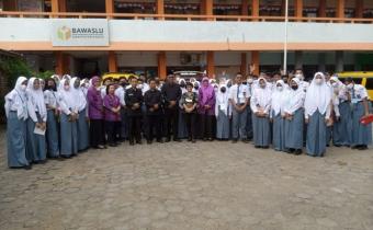 Laksanakan Kurikulum Merdeka; Ratusan Siswa SMAN 2 Bae Kudus Kunjungi Bawaslu Kudus