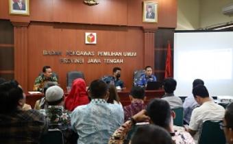 Bukti Komitmen Terhadap Keterbukaan Informasi, Bawaslu Kudus Serahkan Laporan Layanan Informasi