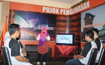 Eni Setyaningsih Berikan Pelatihan Public Speaking Kepada Jajaran Staf Sekretariat Bawaslu Kudus