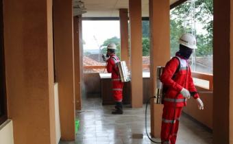 Kantor Bawaslu Kudus Disemprot Cairan Disinfektan
