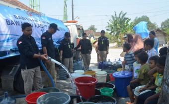 Kemarau Panjang, Bawaslu bersama BPBD Kudus Salurkan Bantuan Air Bersih