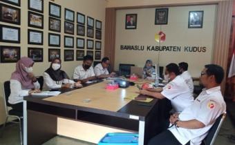 Kordiv SDMO Bawaslu Kudus, Pandu Diskusi Perbawaslu 15 Tahun 2020