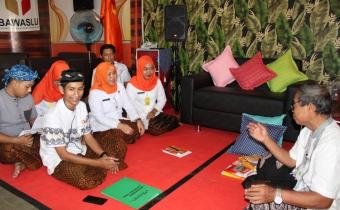 Pendampingan Teknis Pengelolaan Pojok Baca Bawaslu Kudus