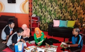 Pengelolaan Pojok Baca Bawaslu Kudus Terus Diperbaiki