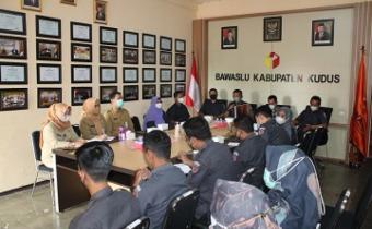 Staf Bawaslu Kudus Digembleng Dalam Penulisan Berita